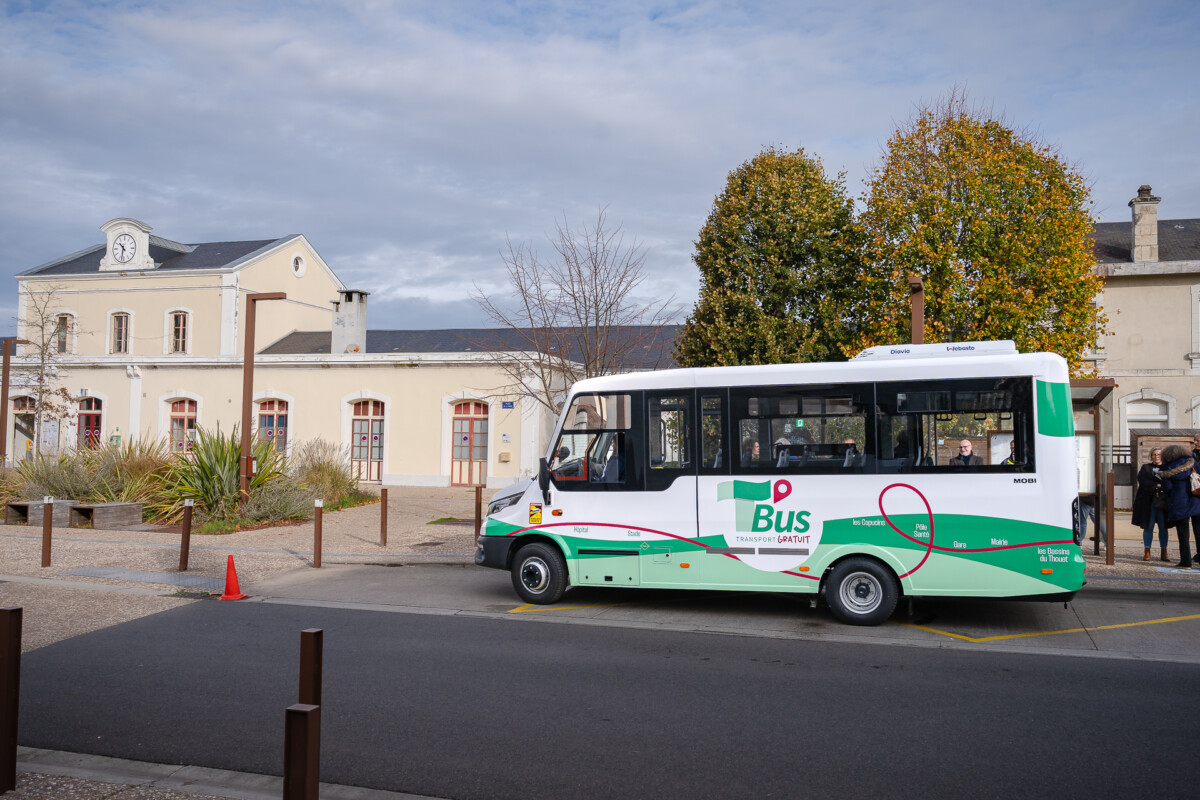 Le T’Bus, le nouveau service de transport gratuit, a été inauguré à Thouars !